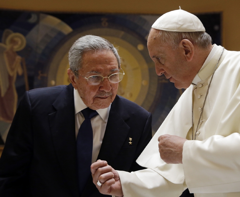 Kubánský prezident Raúl Castro (vlevo) a papež František.