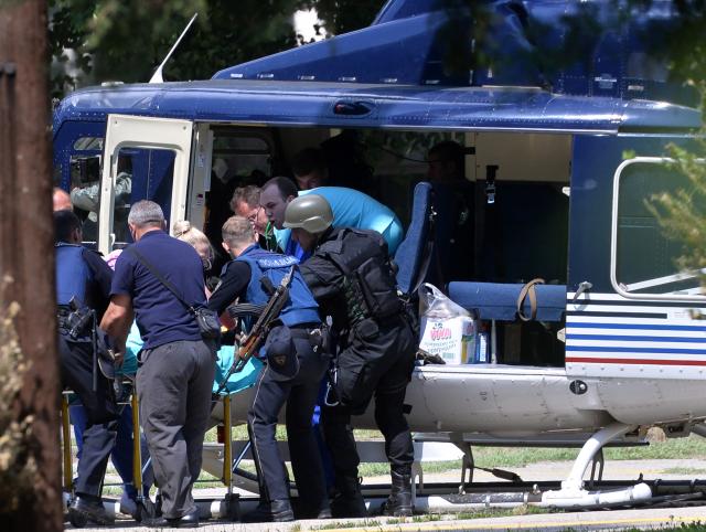 Na předměstí severomakedonského města Kumanovo policisté odnášejí do vrtulníku zraněné po sobotním policejním zásahu proti ozbrojencům. Podle úřadů skupina připravovala útoky na makedonské státní instituce.