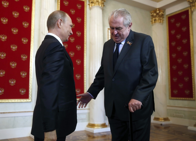 Ruský prezident Vladimir Putin (vlevo) a český prezident Miloš Zeman.