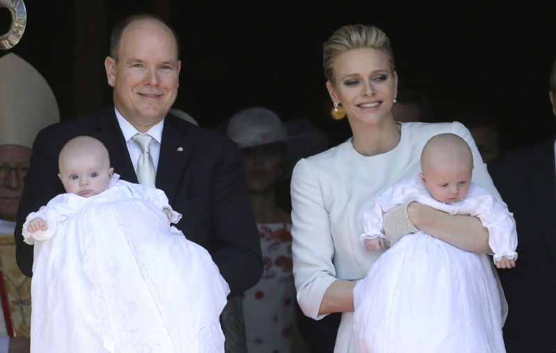 Monacký kníže Albert II. s manželkou Charlene a jejich pokřtěnými dětmi.