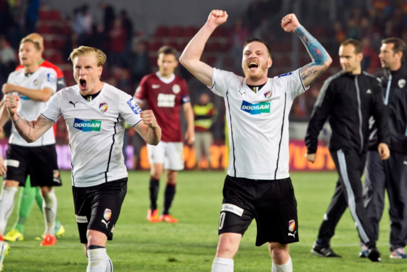 František Rajtoral a Ondřej Vaněk se radují z výhry nad Spartou.
