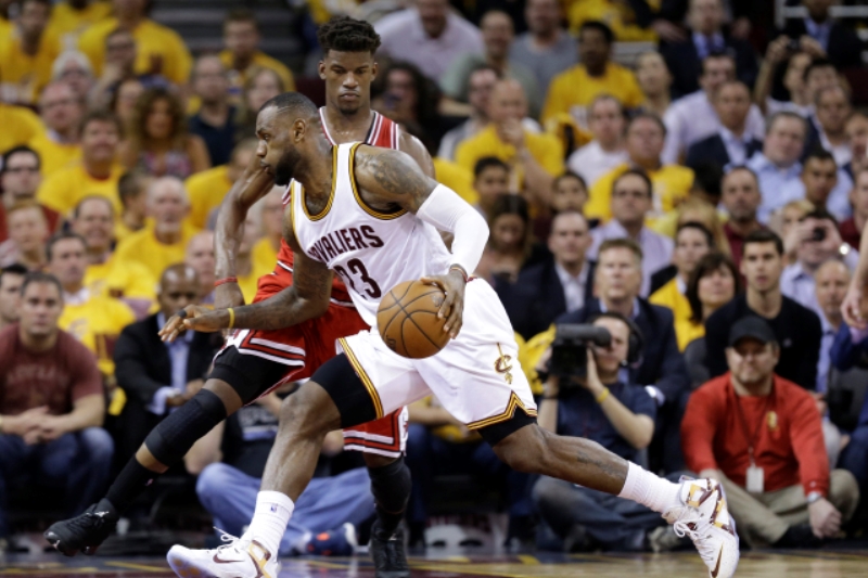 LeBron James se závěrečným klaksonem rozhodl o výhře Clevelandu na hřišti Chicaga.