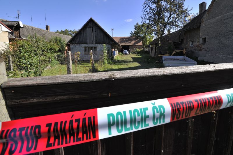 Stodola, pod kterou se zabetonovaná těla našla.