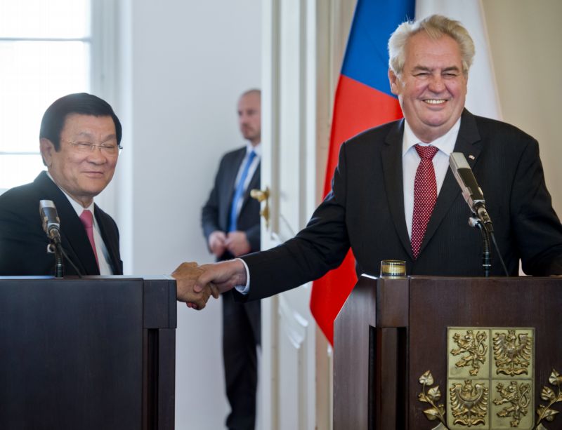 Prezident Miloš Zeman (vpravo) a jeho vietnamský protějšek Truong Tan Sang.