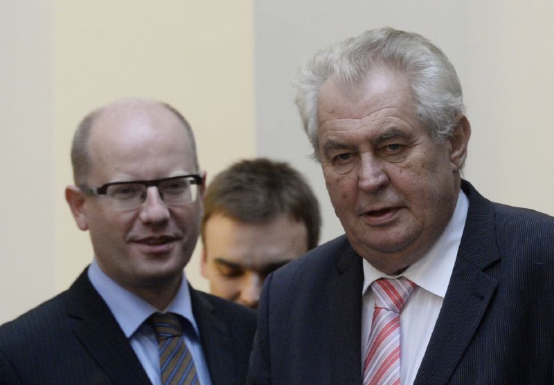 Premiér Bohuslav Sobotka (vlevo) a prezident Miloš Zeman.