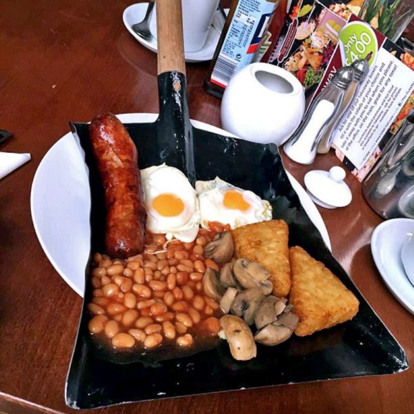 Snídani na lopatě podávají v restauraci na anglickém ostrově Man.