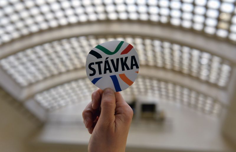 Většina pracovníků vládní Agentury pro sociální začleňování vstoupila 11. května v Praze do stávky. 