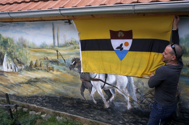 Upevňování vlajky Liberlandu.