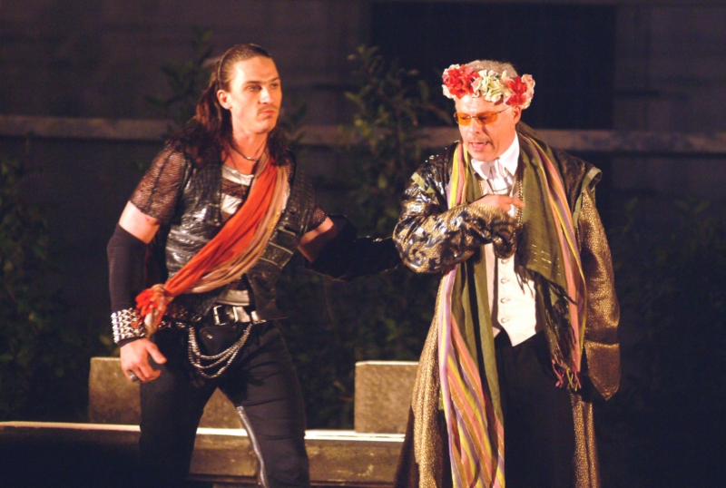Představení Romeo a Julie v režii Martina Huby na nádvoří brněnského hradu Špilberk (snímek z roku 2004).