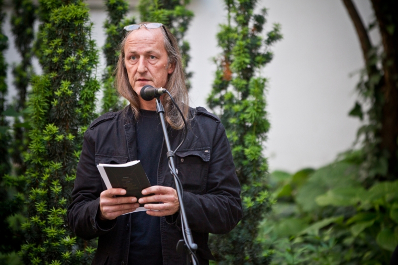 Básník J. H. Krchovský předčítá svou poezii na brněnské Noci literatury.