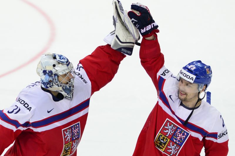 Ondřej Pavelec se raduje po zápase s Ondřejem Němcem.