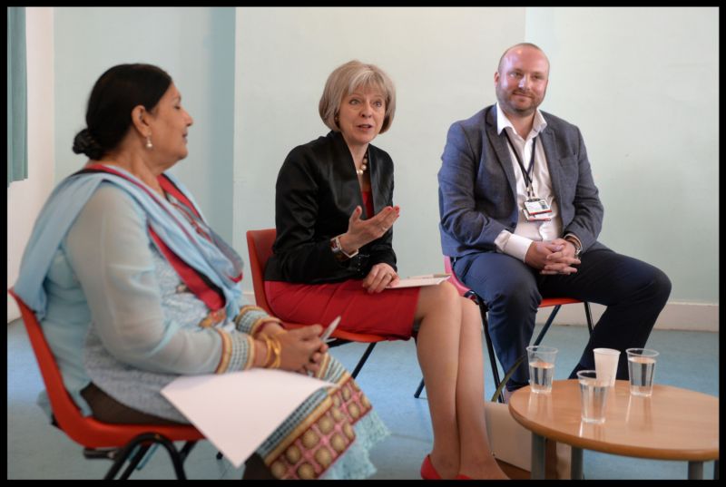 Britská ministryně vnitra Theresa Mayová (uprostřed) na přednášce o náboženském extremismu v UK.