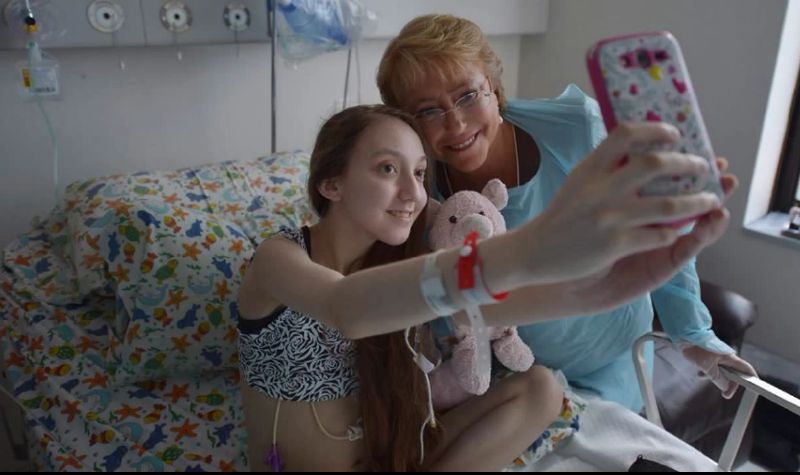 Nemocná Valentina Maureiraová a chilská prezidentka Michelle Bacheletová.