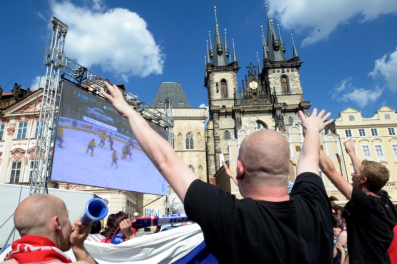 Fanoušci na Staroměstském náměstí v Praze.