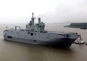 Francouzská bojová loď Mistral.