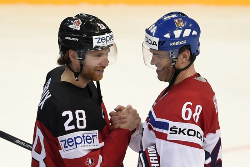 Claude Giroux (vlevo) si podává ruku s Jaromírem Jágrem - bývalým spoluhráčem z Philadelphie Flyers (NHL).