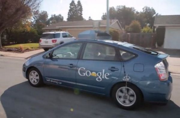 Google hodlá začít testovat robotická auta. Google hodlá začít testovat robotická auta.