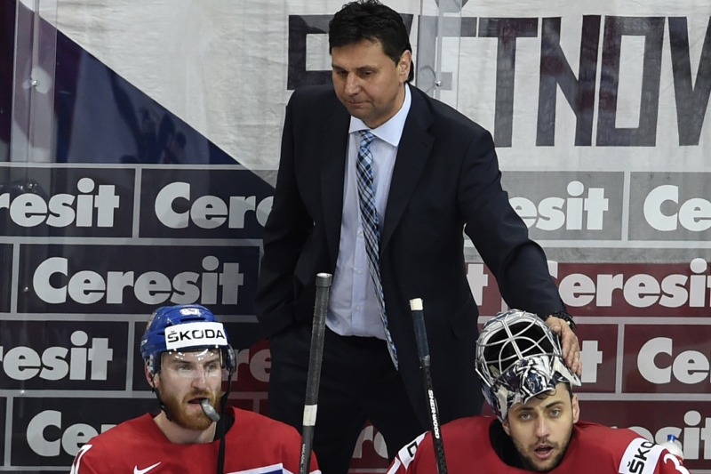 Vladimír Růžička i s Pavelcem na lavičce při závěrečné power-play.
