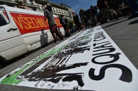 Demonstranti připravili několik transparentů.