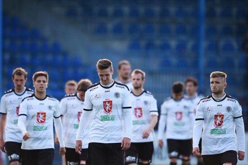 Smutní fotbalisté Hradce Králové. 