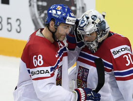 Ondřej Pavelec s Jaromírem Jágrem.