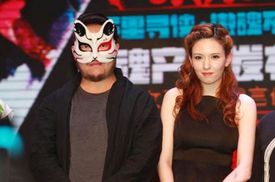 Mladá herečka po boku svého nového šéfa.