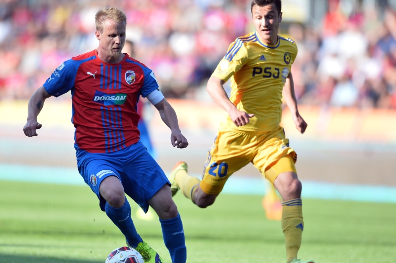 Utkání 28. kola první fotbalové ligy FC Viktoria Plzeň - FC Vysočina Jihlava 18. května v Plzni. Plzeňský obránce David Limberský (vlevo) a obránce Jihlavy Peter Šulek.