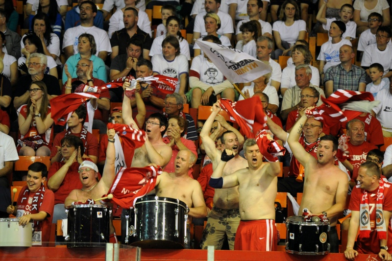 Hostující fanoušci také spoluvytvářeli domácí peklo. Hostující fanoušci také spoluvytvářeli domácí peklo.