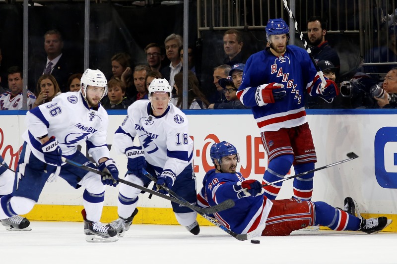 Hokejisté Tampy Bay zvítězili i s přispěním jedné asistence Ondřeje Paláta ve druhém finálovém utkání Východní konference NHL na ledě New Yorku Rangers 6:2 a srovnali sérii na 1:1. Hokejisté Tampy Bay zvítězili i s přispěním jedné asistence Ondřeje Paláta ve druhém finálovém utkání Východní konference NHL na ledě New Yorku Rangers 6:2 a srovnali sérii na 1:1.