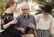 Herečky Emma Stoneová (vlevo), Perker Poseyová a legendární filmař Woody Allen.