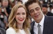 Britská herečka Emily Bluntová a herec Benicio del Toro.