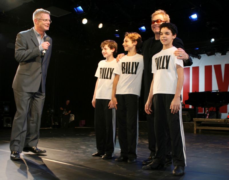 Režisér Stephen Daldry (vlevo), hudebník a zpěvák Elton John a tři dětští herci, představitelé hlavní role v muzikálu Billy Elliot (snímek z roku 2008). Režisér Stephen Daldry (vlevo), hudebník a zpěvák Elton John a tři dětští herci, představitelé hlavní role v muzikálu Billy Elliot (snímek z roku 2008).