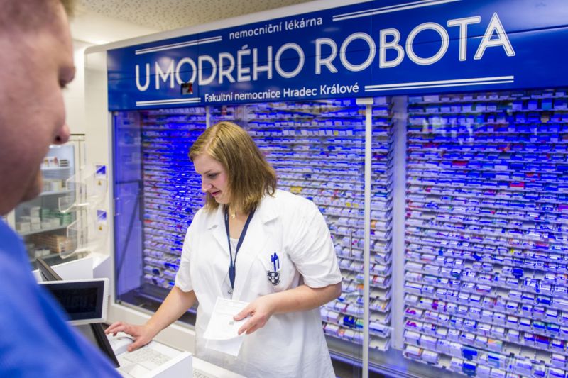 Lékárna U modrého robota v Hradci Králové.