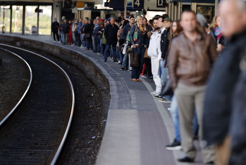 Cestující v Duisburgu čekají v době špičky čekají na náhradní vlak za linky, kterých se dotkla stávka.