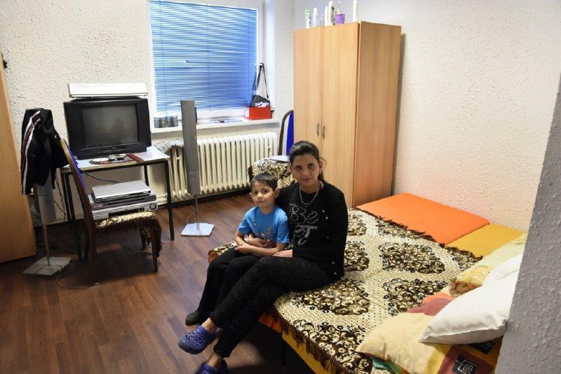 Matka samoživitelka se synem v ubytovně za Bohumínem.
