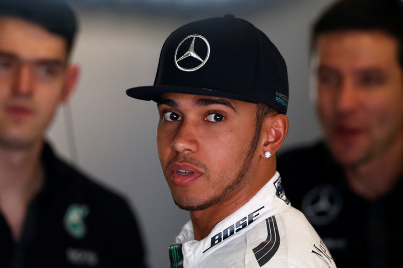 Britský pilot formule 1 Lewis Hamilton prodloužil o tři roky smlouvu v Mercedesu. Britský pilot formule 1 Lewis Hamilton prodloužil o tři roky smlouvu v Mercedesu.