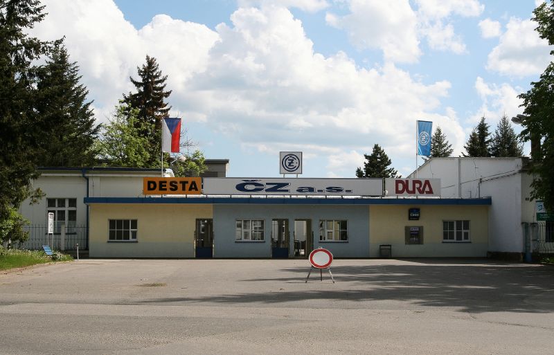 Vstupní brána do továrny České zbrojovky.