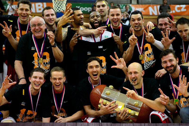 Basketbalisté Nymburku dvanáctým titulem v řadě potvrdili, že na české scéně stále nemají konkurenci a za rok hodlají přidat třináctý triumf. Basketbalisté Nymburku dvanáctým titulem v řadě potvrdili, že na české scéně stále nemají konkurenci a za rok hodlají přidat třináctý triumf.