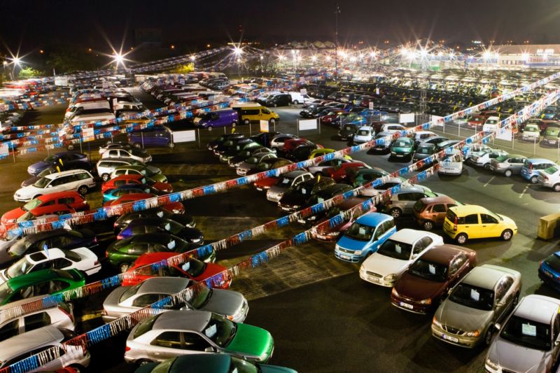 Velké autobazary, jako třeba AAA Auto, riziko koupě auta v polopřevodu odstranily (ilustrační foto).