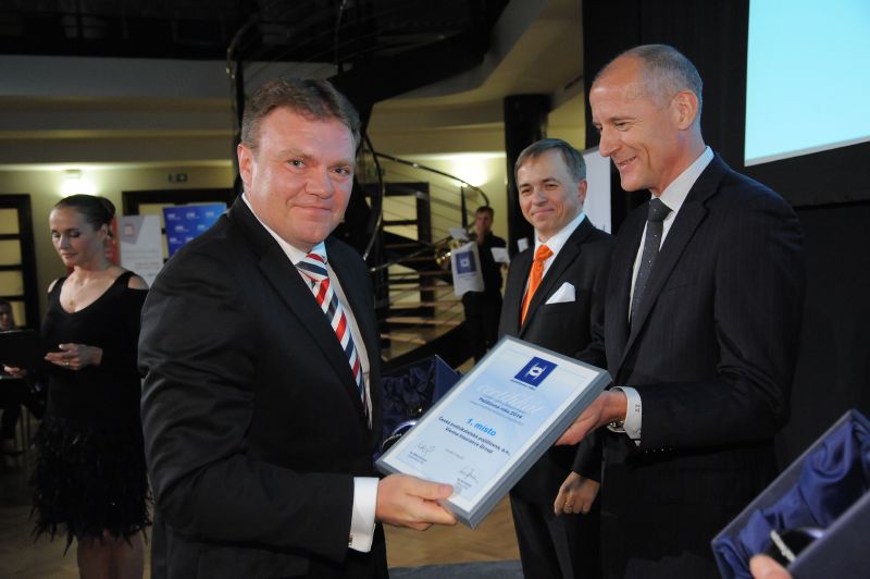 Jaroslav Besperát, generální ředitel České podnikatelské pojišťovny, přebírá ocenění z rukou ekonoma a bývalého guvernéra ČNB Zdeňka Tůmy 