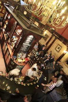 Tradiční pub ničí konkurence supermarketů, zákaz kouření i pokles spotřeby alkoholu.