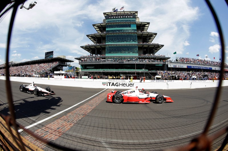 Slavný automobilový závod 500 mil v Indianapolis vyhrál podruhé v kariéře Kolumbijec Juan Pablo Montoya. Slavný automobilový závod 500 mil v Indianapolis vyhrál podruhé v kariéře Kolumbijec Juan Pablo Montoya.