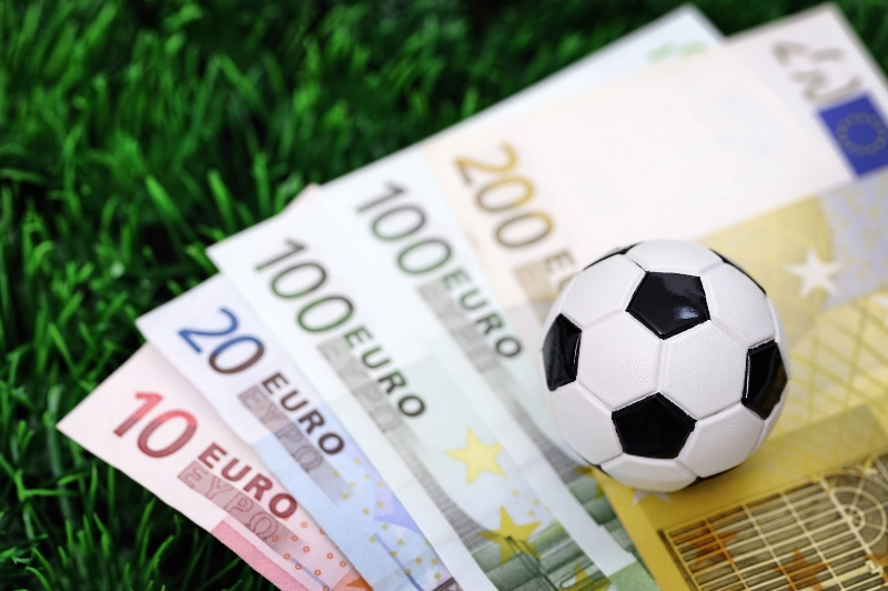 Česká asociace fotbalových hráčů uzavřela dohodu s Mezinárodním centrem pro bezpečnost sportu (ICSS) a zapojí se do programu, který by měl fotbalisty chránit před organizovaným zločinem a ovlivňováním zápasů. Česká asociace fotbalových hráčů uzavřela dohodu s Mezinárodním centrem pro bezpečnost sportu (ICSS) a zapojí se do programu, který by měl fotbalisty chránit před organizovaným zločinem a ovlivňováním zápasů.
