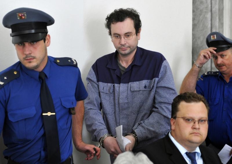Vladimír Prokop u soudu (uprostřed).