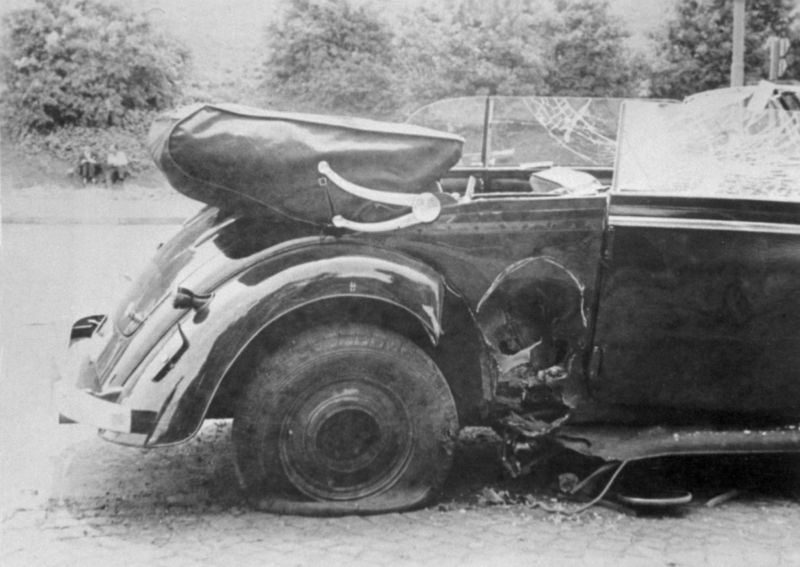 Heydrichův automobil po atentátu.