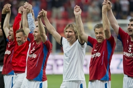 Pavel Nedvěd společně se spolužáky slaví výhru nad Německem.