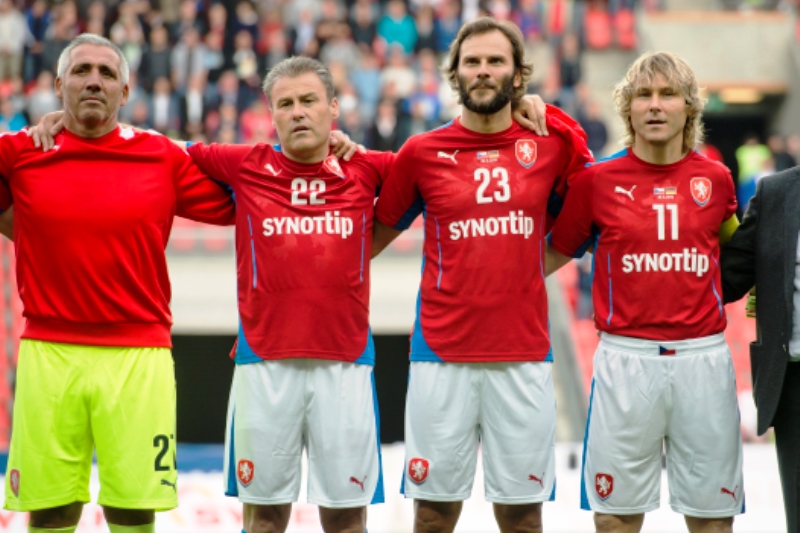 Třetí brankář Ladislav Maier (vlevo) se stal hlavní hvězdou zápasu legend.