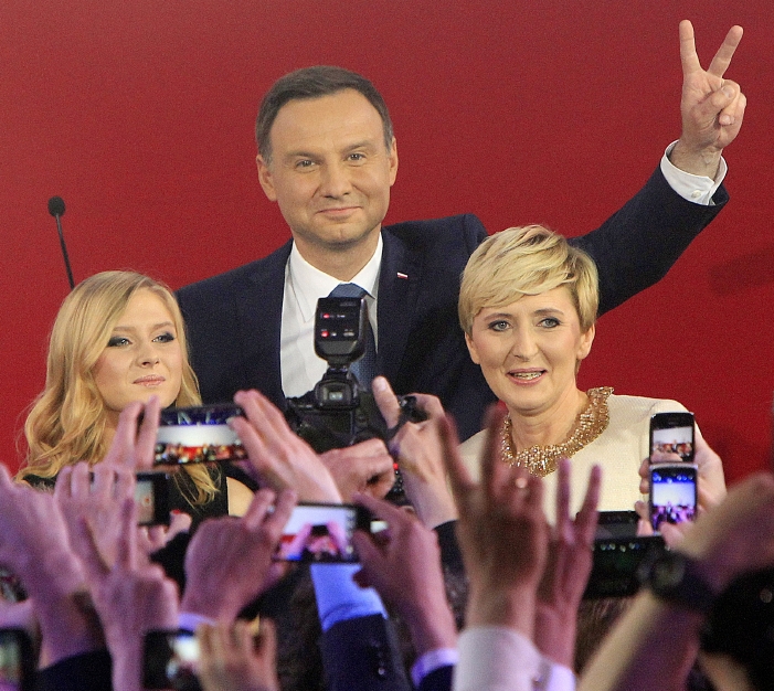 Nový polský prezident Andrzej Duda s manželkou Agatou a dcera Kingou.