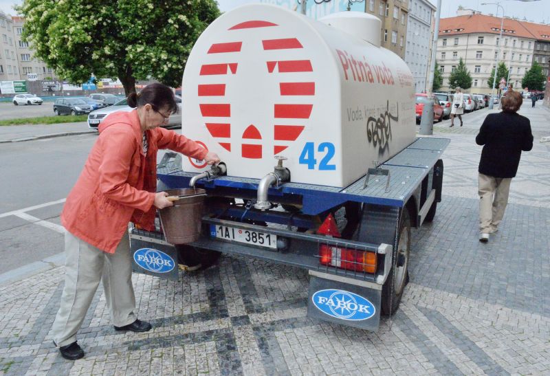 Cisterna s pitnou vodou v pražských Dejvicích.