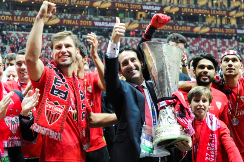 Trenér Sevilly Unai Emery s trofejí pro vítěze Evropské ligy. Trenér Sevilly Unai Emery s trofejí pro vítěze Evropské ligy.